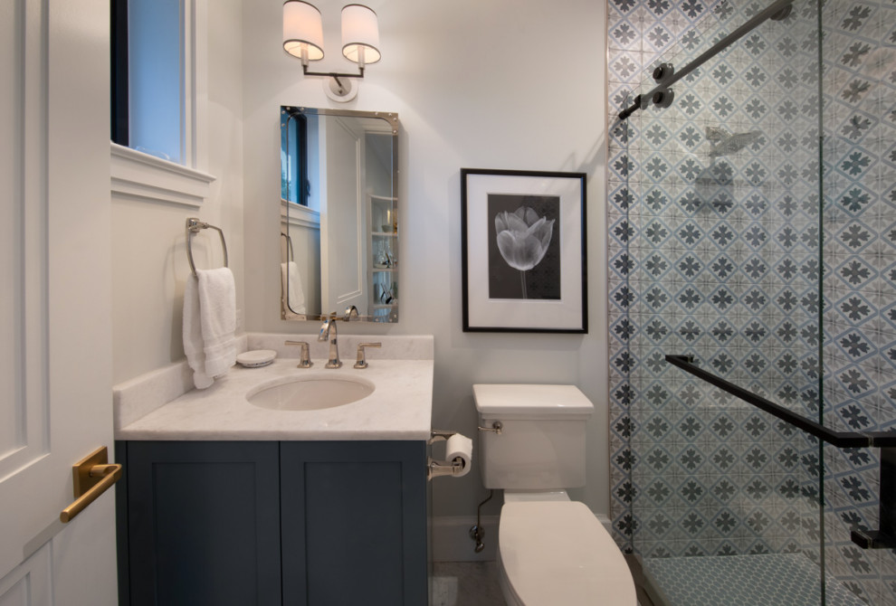 На фото: ванная комната в стиле неоклассика (современная классика) с белыми фасадами, душем в нише, унитазом-моноблоком, белой плиткой, синими стенами, полом из керамической плитки, врезной раковиной, мраморной столешницей, белым полом, белой столешницей, тумбой под одну раковину и встроенной тумбой