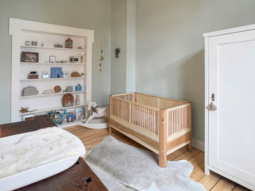 Источник вдохновения для домашнего уюта: маленькая нейтральная комната для малыша с зелеными стенами, светлым паркетным полом и бежевым полом для на участке и в саду