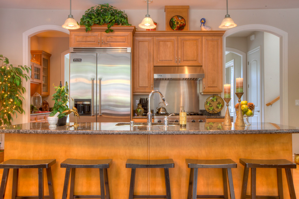 Design ideas for a traditional kitchen in Seattle with granite benchtops.