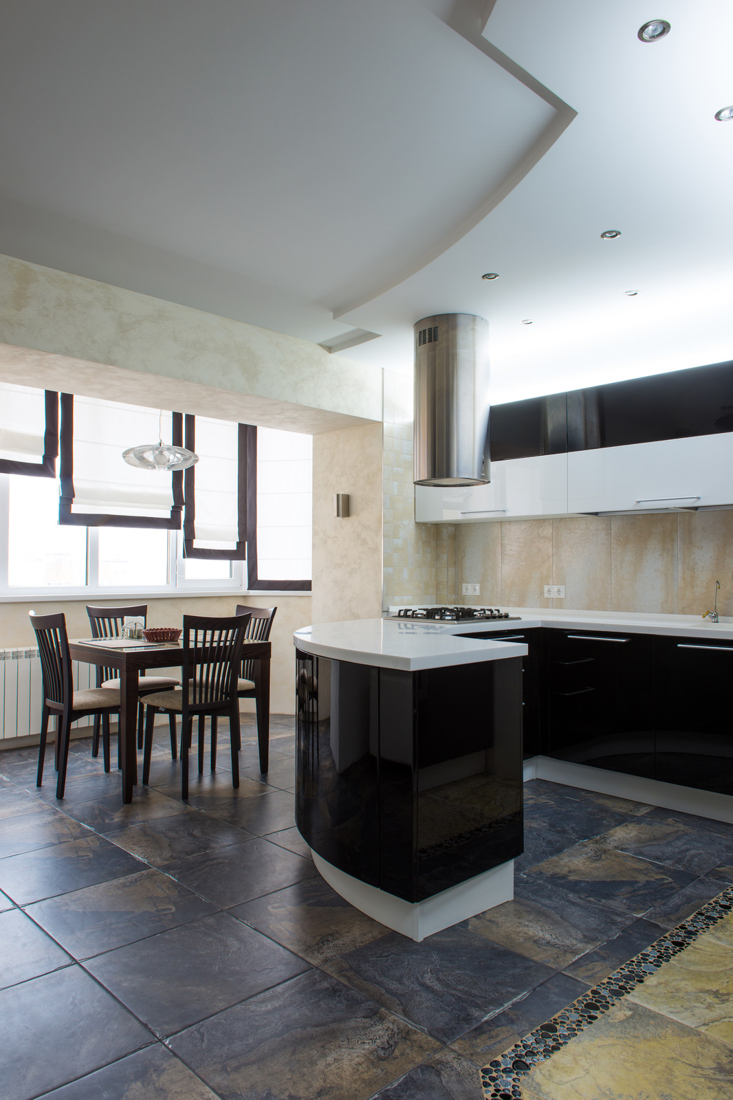 черно-белая кухня с полуостровом