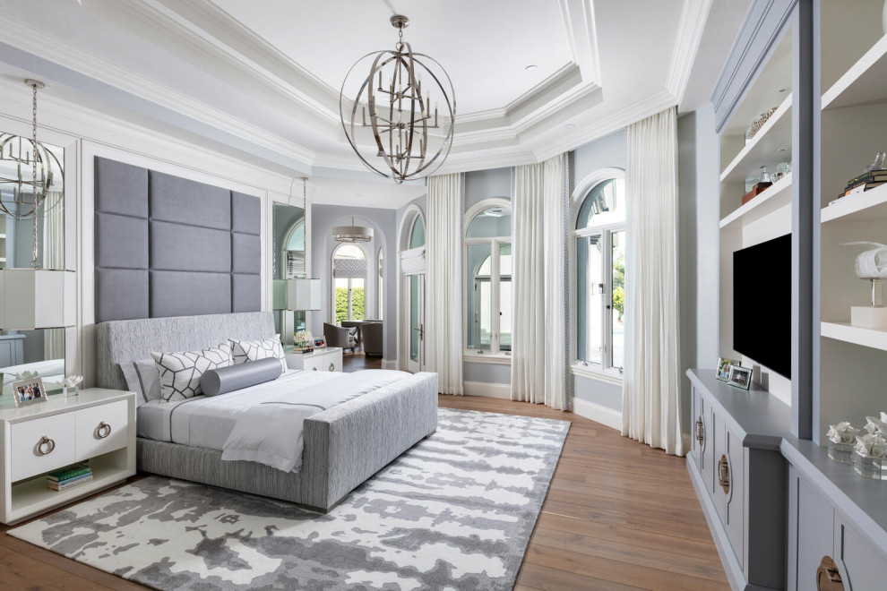 Свежая идея для дизайна: огромная хозяйская спальня в стиле неоклассика (современная классика) с серыми стенами, паркетным полом среднего тона, коричневым полом, сводчатым потолком и деревянными стенами - отличное фото интерьера