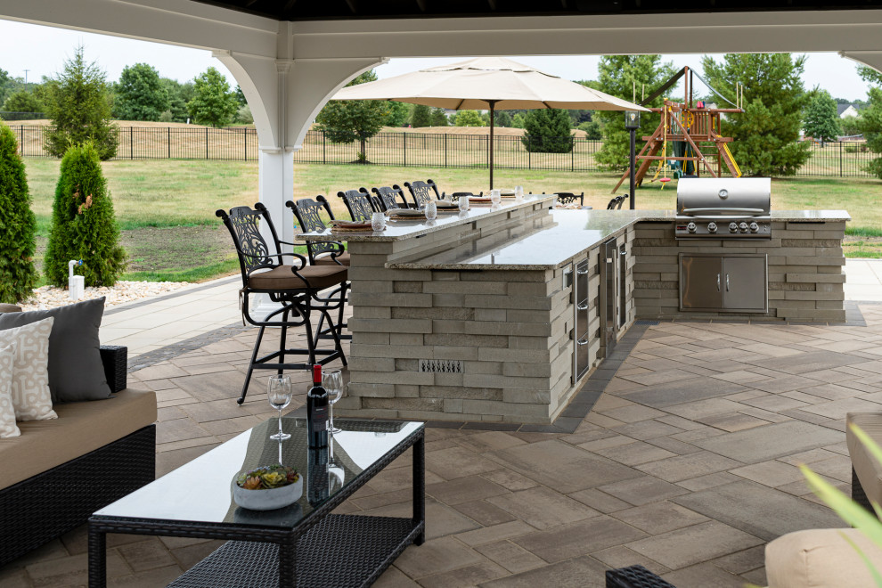 Outdoor Kitchen & Bar Islands