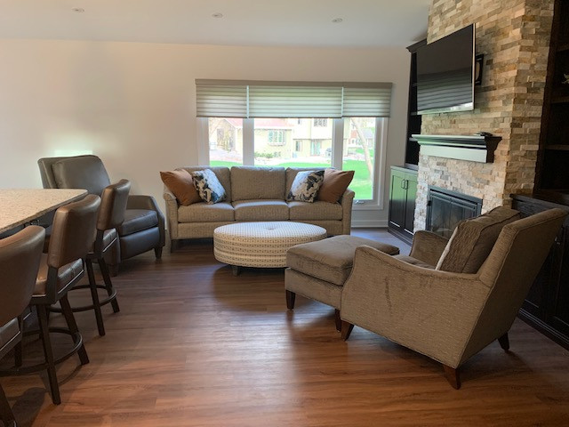 Example of a transitional home design design in Minneapolis