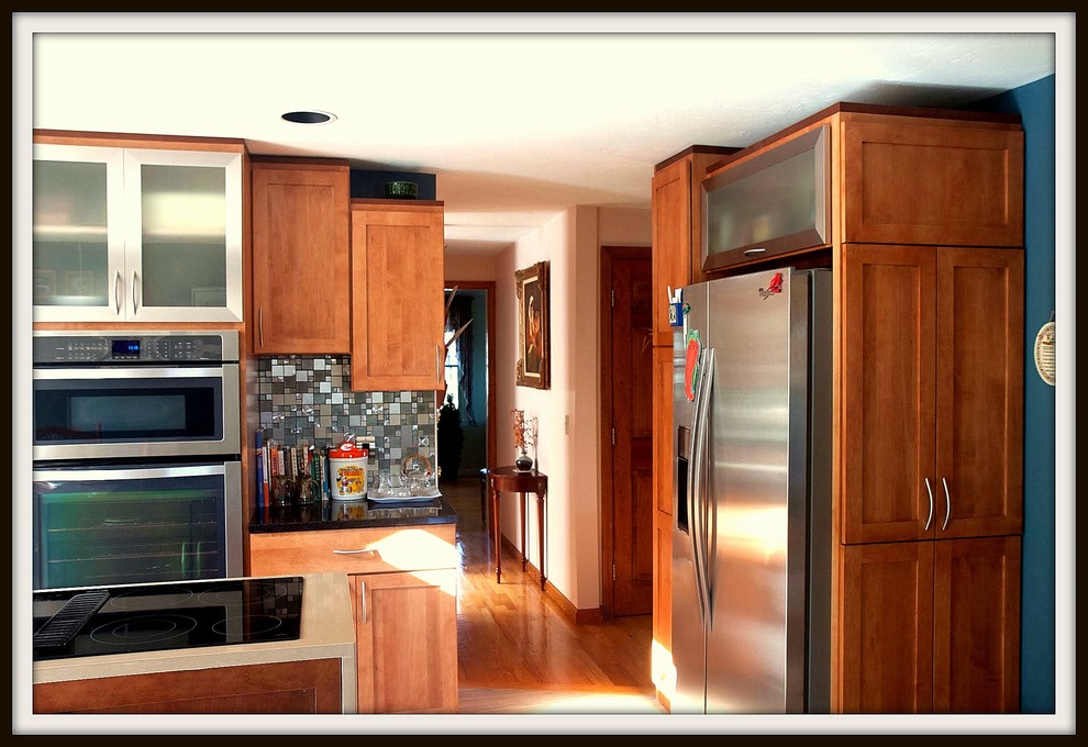 Example of a transitional l-shaped eat-in kitchen design in Boston with an undermount sink, shaker cabinets and quartz countertops