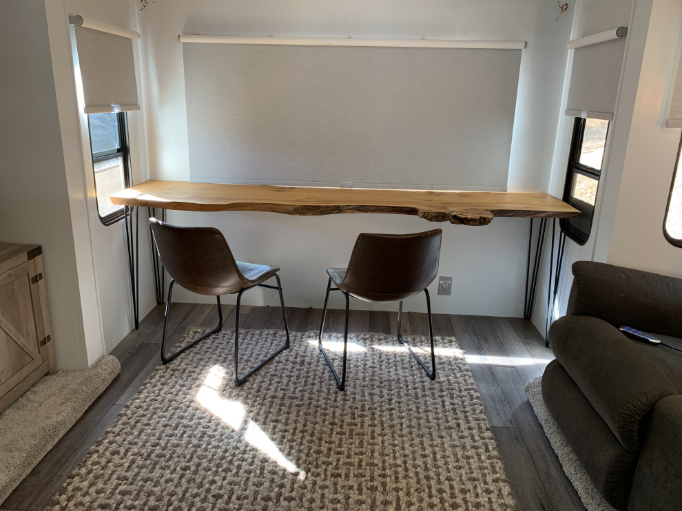 Aménagement d'une petite salle à manger éclectique avec une banquette d'angle, un mur gris, sol en stratifié et un sol gris.