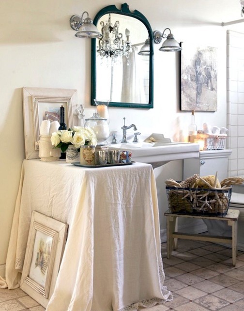 Cozy Country Cottage American Traditional Bathroom Los