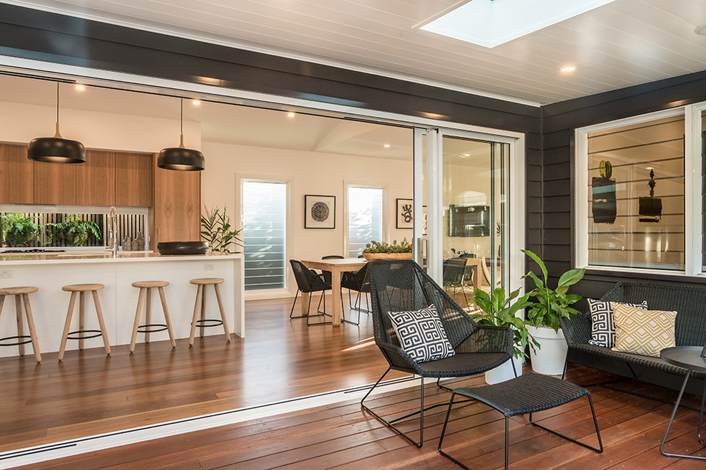 This is an example of a contemporary deck in Gold Coast - Tweed.