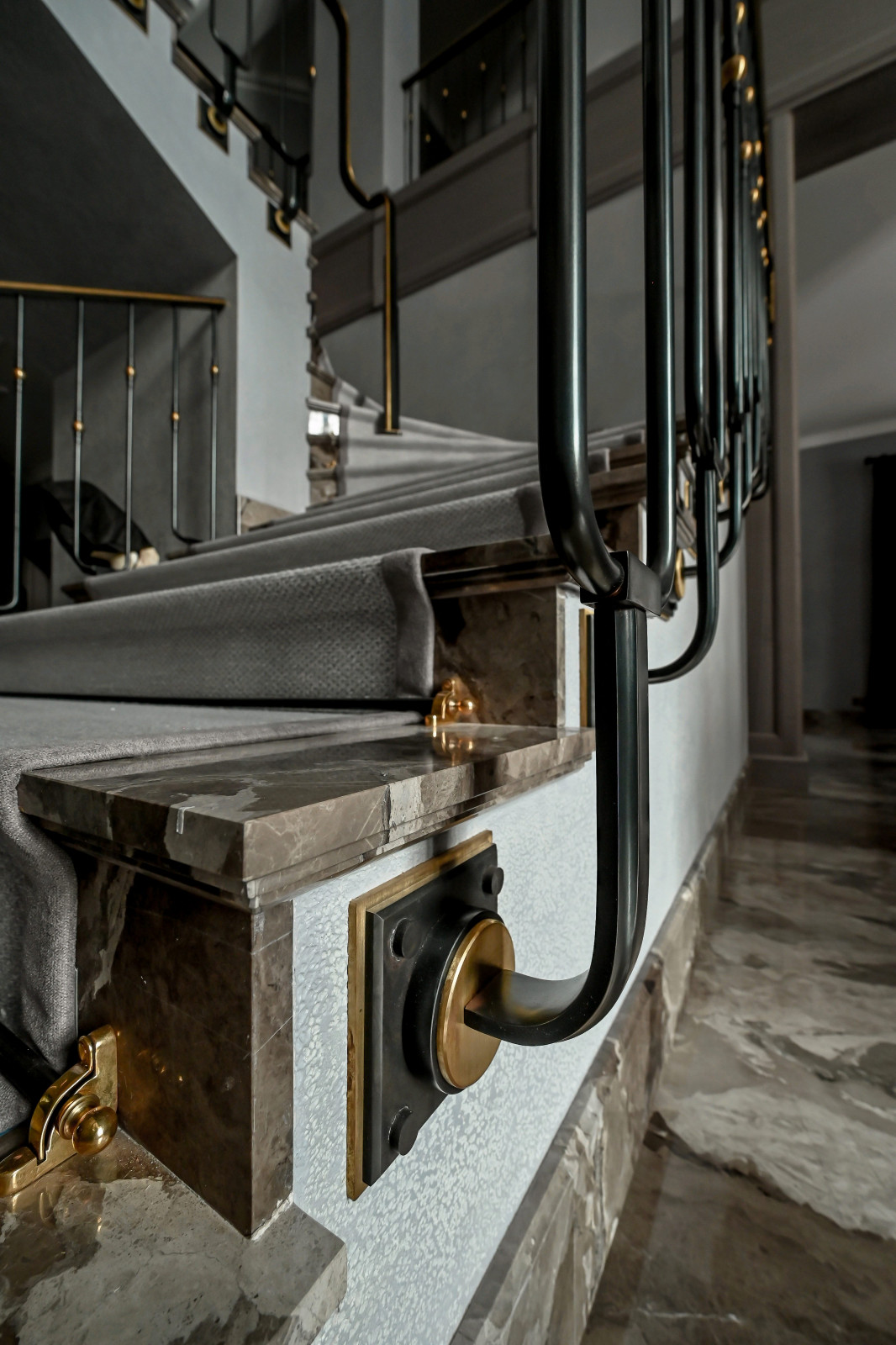 Лестничное ограждение в загородном доме в стиле ар-деко