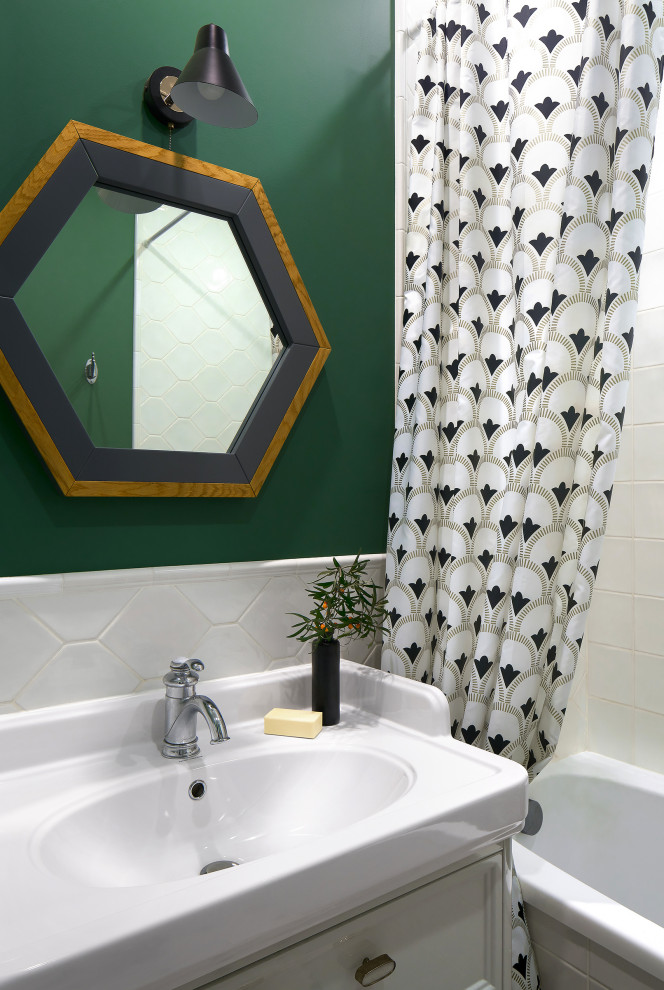 Стильный дизайн: маленькая главная ванная комната: освещение в стиле фьюжн с фасадами с декоративным кантом, белыми фасадами, ванной на ножках, душем над ванной, белой плиткой, керамической плиткой, зелеными стенами, полом из керамической плитки, накладной раковиной, белым полом, шторкой для ванной, белой столешницей, тумбой под одну раковину, напольной тумбой, балками на потолке и обоями на стенах для на участке и в саду - последний тренд