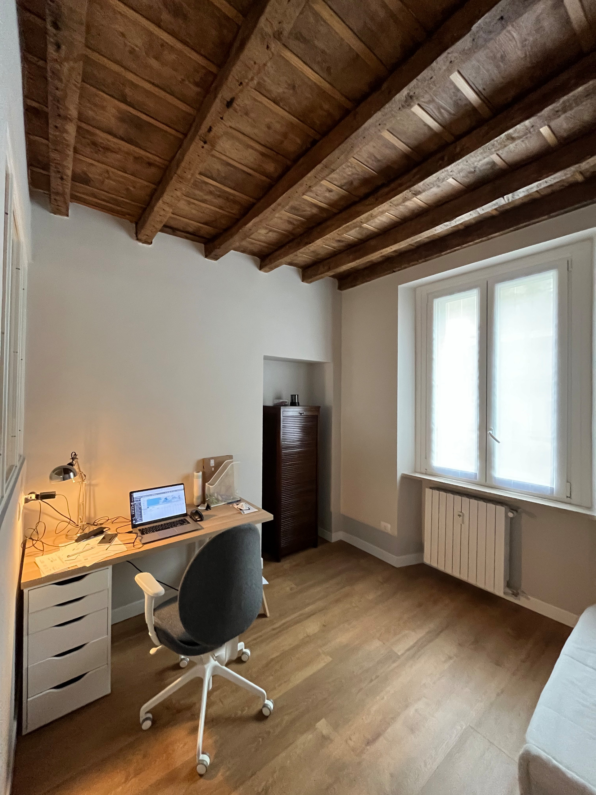 VIA ORTI | Studio con travi a vista