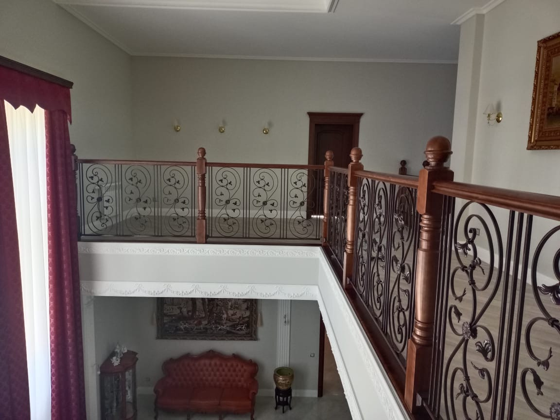 Кованное ограждение второго этажа