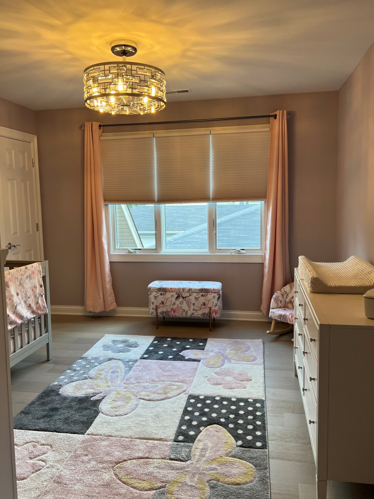 Источник вдохновения для домашнего уюта: большая комната для малыша в стиле неоклассика (современная классика) с фиолетовыми стенами для девочки