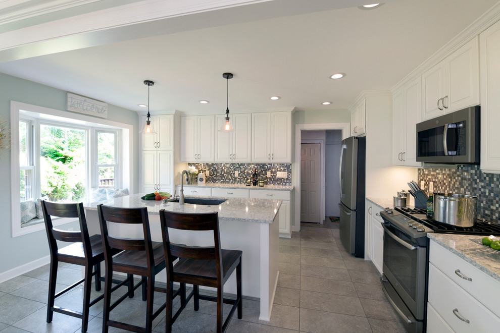 Transitional kitchen photo in Cincinnati