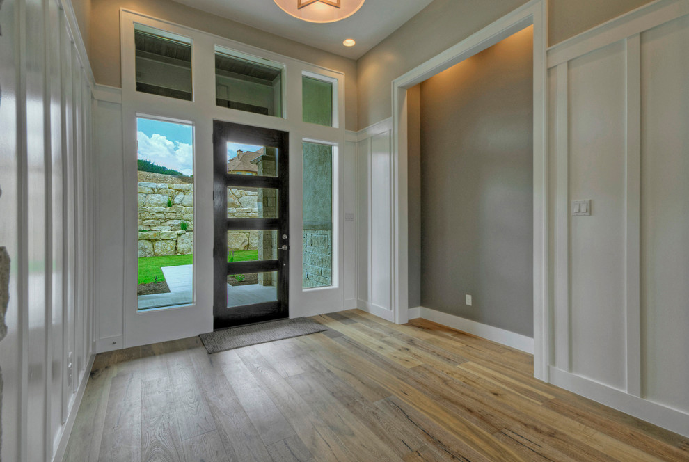 Example of a transitional entryway design in Austin