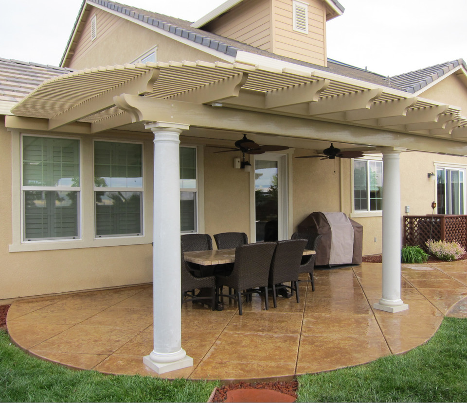 Photo of a mid-sized transitional backyard deck in Sacramento with a roof extension.