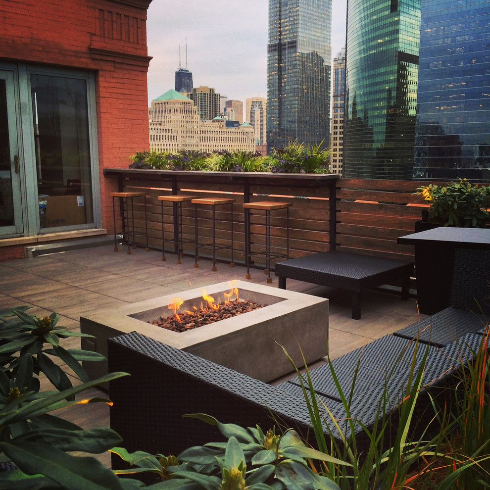 Design ideas for a small contemporary deck in Chicago.