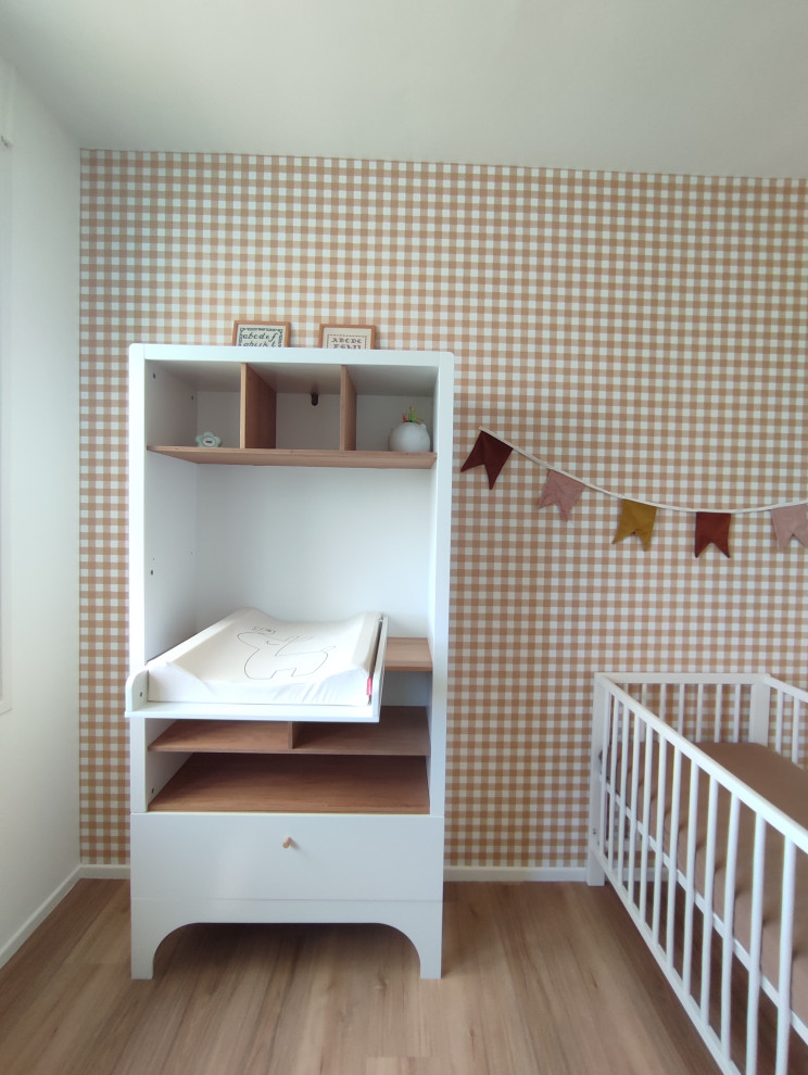 Chambre de bébé neutre?[Idées déco pour chambre de bébé neutre With un mur beige, sol en stratifié, un sol beige and du papier peint.]:[Idées déco pour Chambres de bébé neutres With un mur beige, sol en stratifié, un sol beige and du papier peint.]