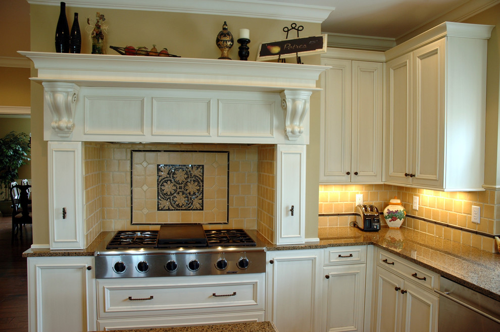 Idéer för ett mellanstort klassiskt kök, med luckor med infälld panel, vita skåp, granitbänkskiva, beige stänkskydd, stänkskydd i keramik, rostfria vitvaror och en köksö