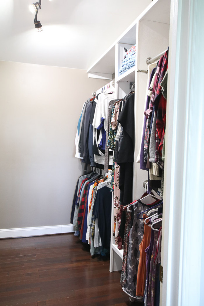 Imagen de armario y vestidor unisex campestre grande con a medida, armarios abiertos, puertas de armario blancas y suelo de madera en tonos medios