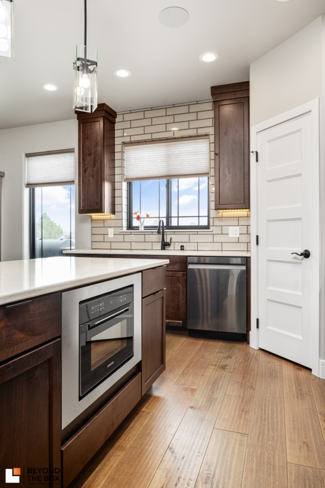 Kitchen - transitional kitchen idea with an island