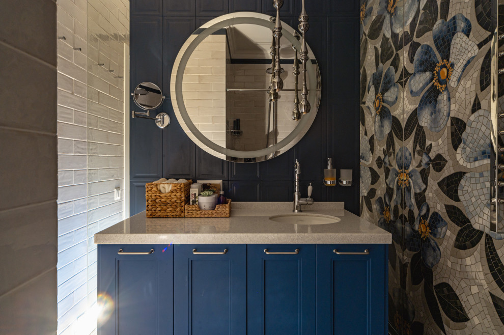 На фото: главная ванная комната среднего размера со стиральной машиной в классическом стиле с фасадами с утопленной филенкой, синими фасадами, душем в нише, синей плиткой, керамогранитной плиткой, белыми стенами, полом из керамической плитки, врезной раковиной, столешницей из искусственного камня, бежевым полом, шторкой для ванной, белой столешницей, тумбой под одну раковину и напольной тумбой