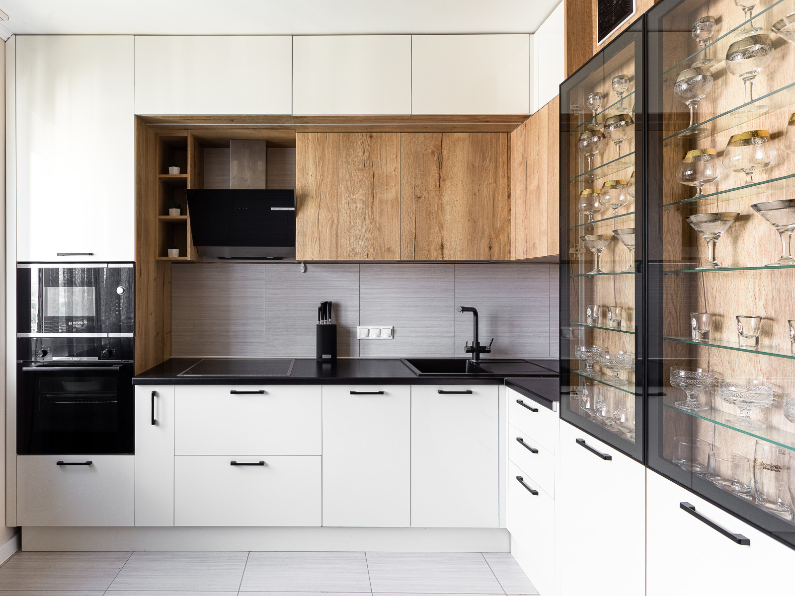 Угловая белая кухня с антресолью