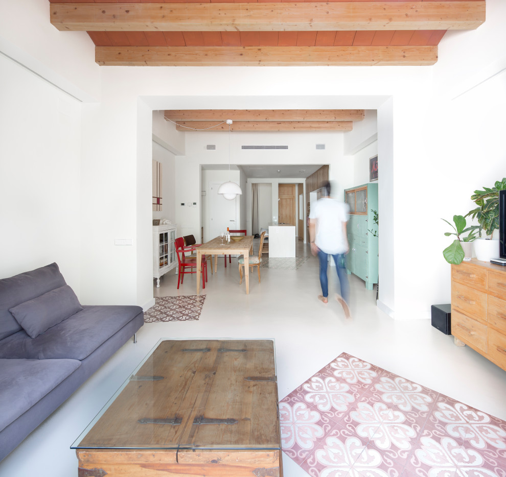 Ejemplo de sala de estar abierta mediterránea grande con suelo de cemento y suelo gris