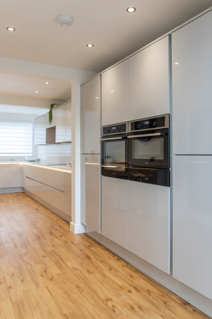 Timeless Handleless Kitchen moderne-koekken