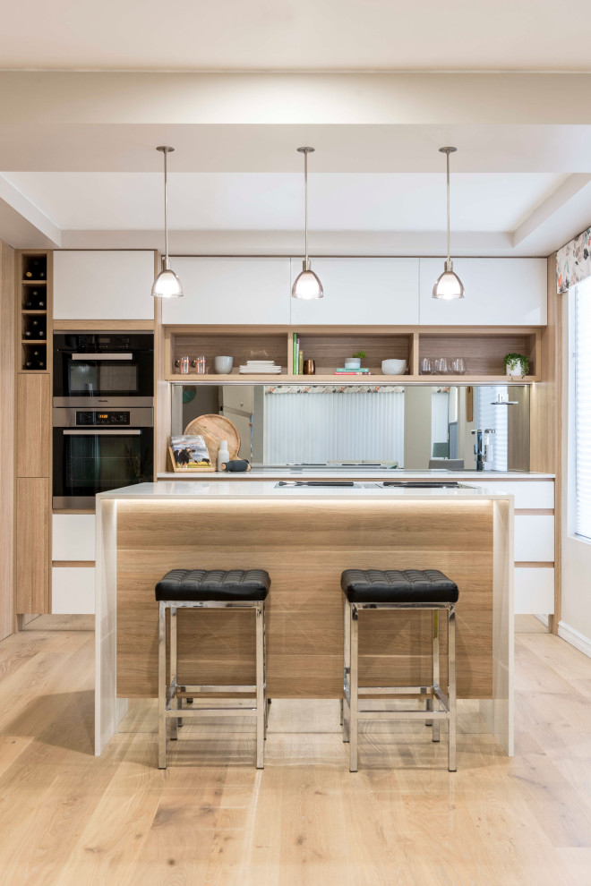 Mittelgroße Moderne Wohnküche mit Quarzwerkstein-Arbeitsplatte, Glasrückwand, Kücheninsel und weißer Arbeitsplatte in Perth