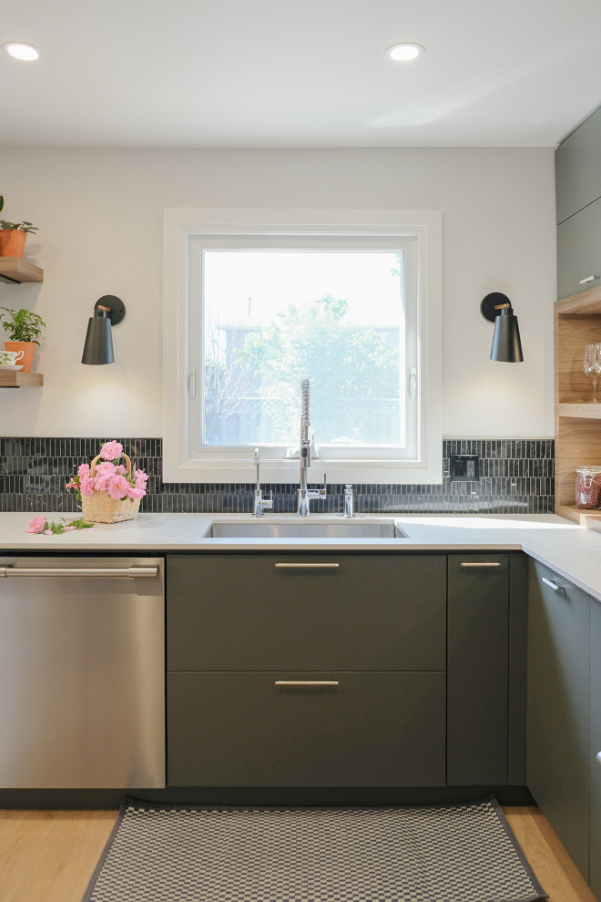 Exempel på ett litet modernt gul gult l-kök, med en enkel diskho, släta luckor, grå skåp, bänkskiva i kvartsit, svart stänkskydd, stänkskydd i marmor, rostfria vitvaror, vinylgolv och beiget golv