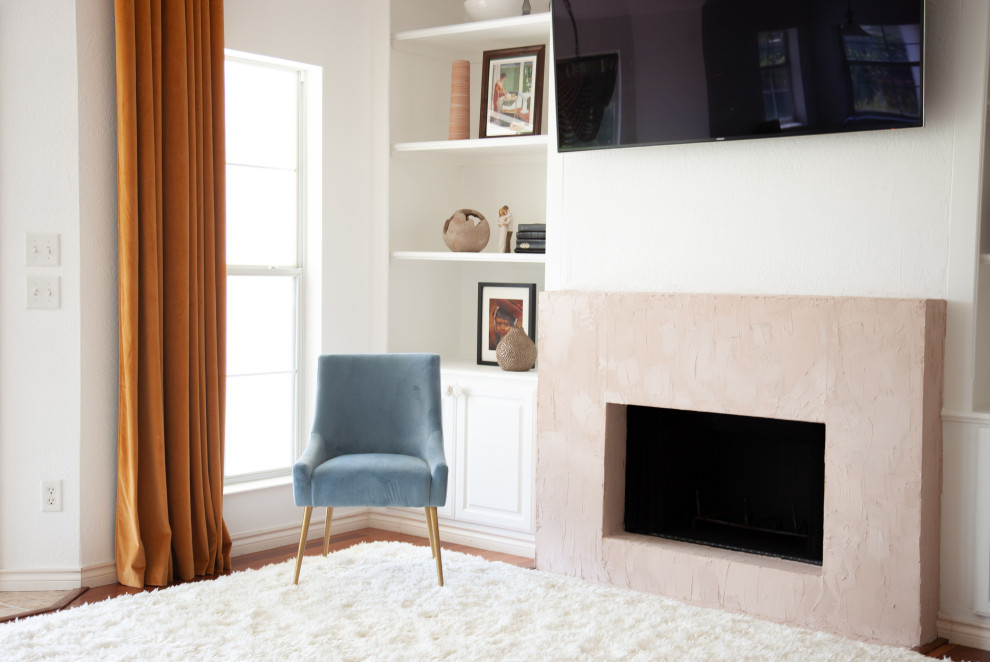 На фото: открытая гостиная комната среднего размера в стиле неоклассика (современная классика) с белыми стенами, темным паркетным полом, стандартным камином, фасадом камина из штукатурки, мультимедийным центром и красным полом с