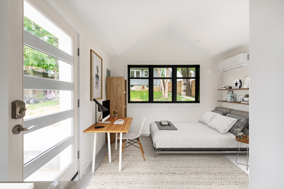 На фото: маленькая открытая гостиная комната в современном стиле с белыми стенами, бетонным полом и серым полом для на участке и в саду с