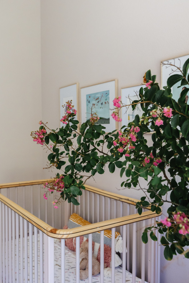 На фото: комната для малыша среднего размера в стиле модернизм с розовыми стенами, темным паркетным полом и коричневым полом для девочки с