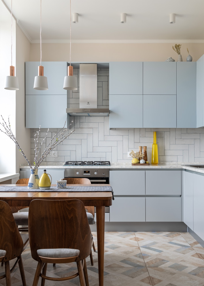 Exempel på ett mellanstort modernt vit vitt kök, med en enkel diskho, släta luckor, blå skåp, bänkskiva i koppar, vitt stänkskydd, stänkskydd i keramik, rostfria vitvaror, klinkergolv i porslin och flerfärgat golv