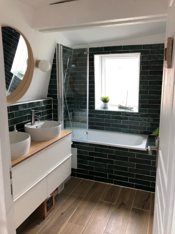 Imagen de cuarto de baño doble contemporáneo con baldosas y/o azulejos verdes y encimera de madera