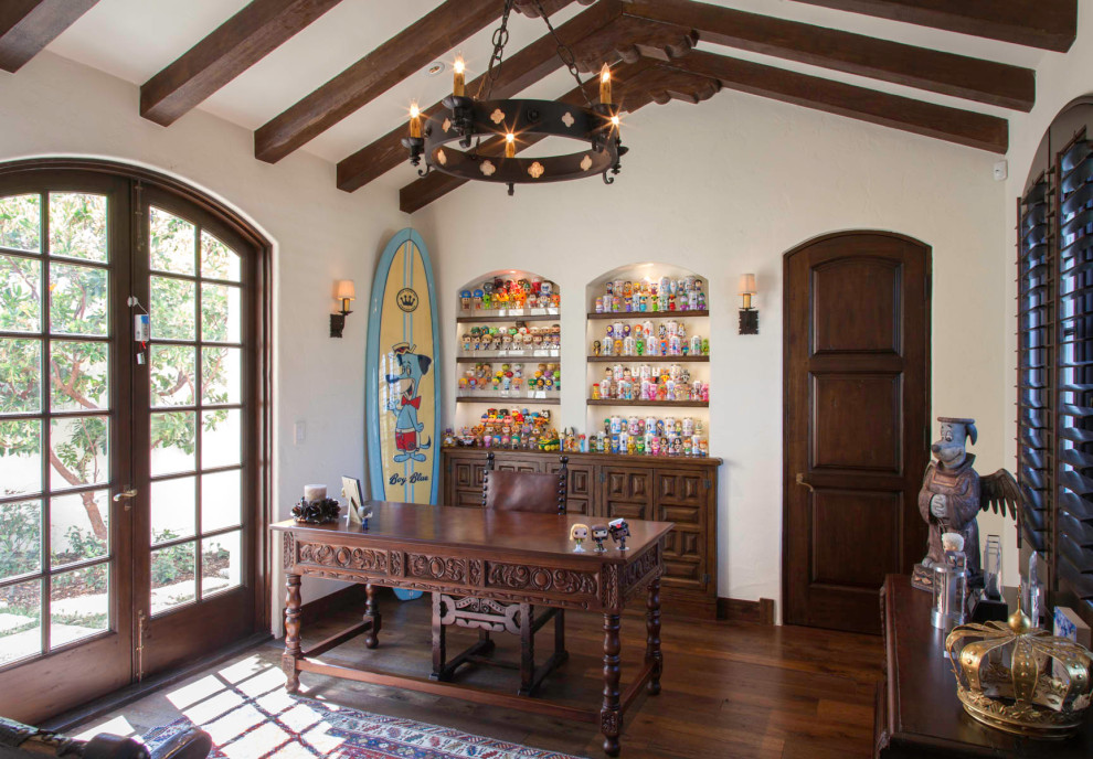 サンディエゴにある地中海スタイルのおしゃれなホームオフィス・書斎の写真