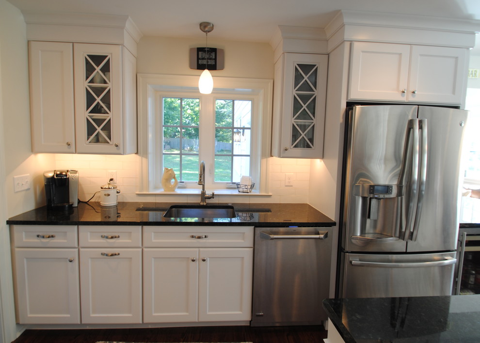 Kitchen - transitional kitchen idea in Philadelphia