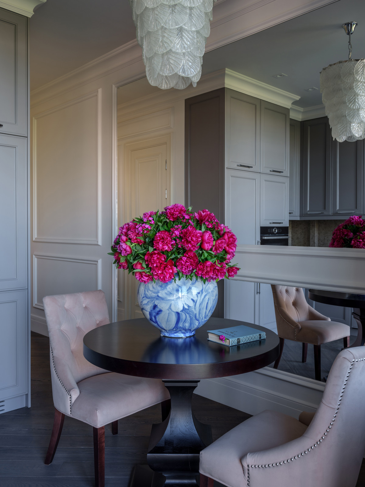 Стильная серая кухня со светлой столешницей