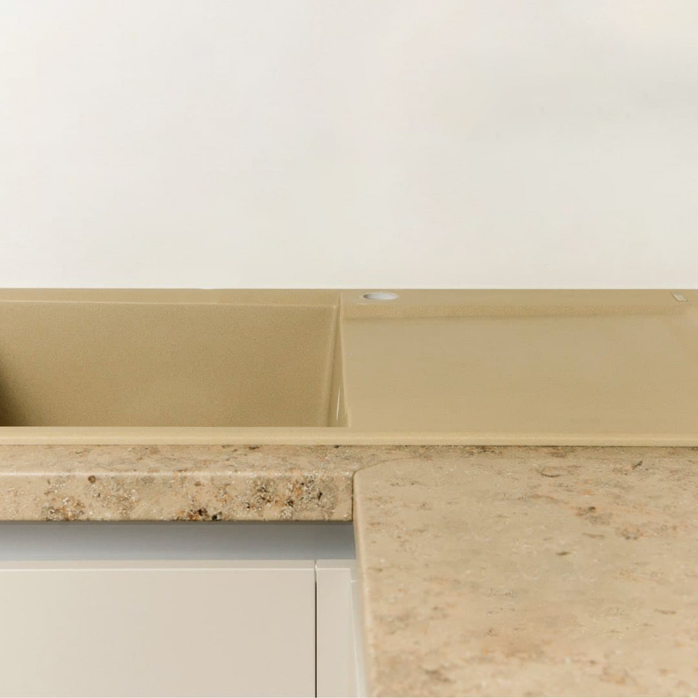 Светлая угловая кухня в теплых оттенках