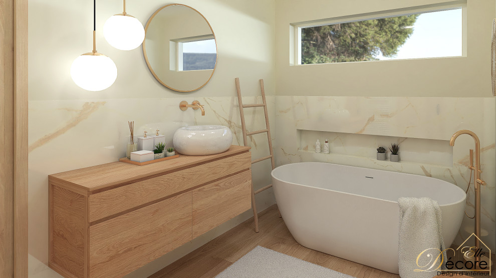 На фото: ванная комната в стиле неоклассика (современная классика) с накладной ванной, белой плиткой, мраморной плиткой, бежевыми стенами, полом из плитки под дерево, накладной раковиной, столешницей из дерева и тумбой под одну раковину
