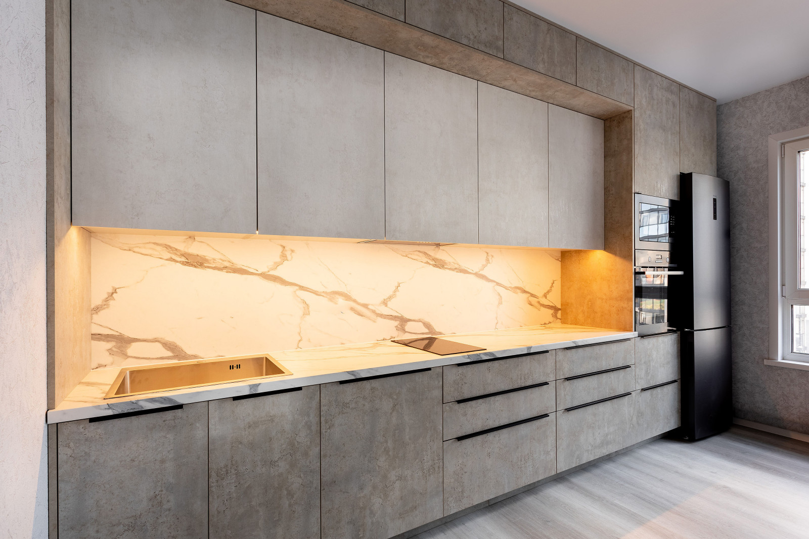 Широкая светлая кухня в современном лофт стиле с фасадами под камень