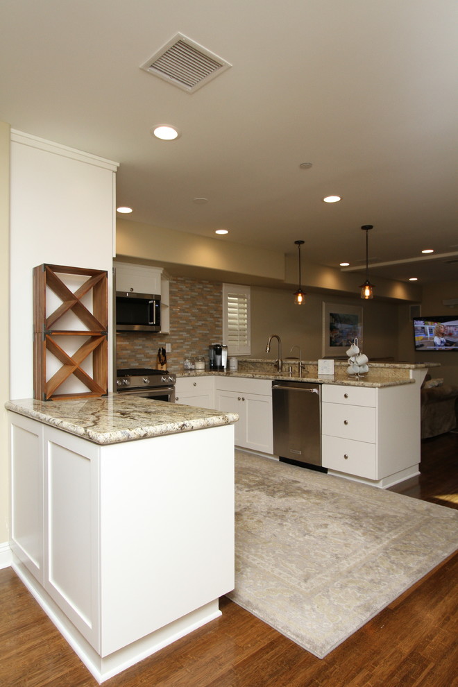 Kitchen - transitional kitchen idea in Los Angeles