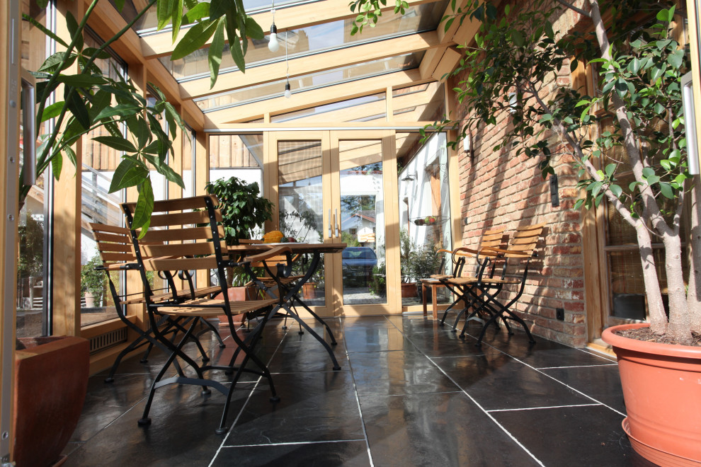 Großer Moderner Wintergarten mit Schieferboden, Glasdecke und schwarzem Boden in Sonstige