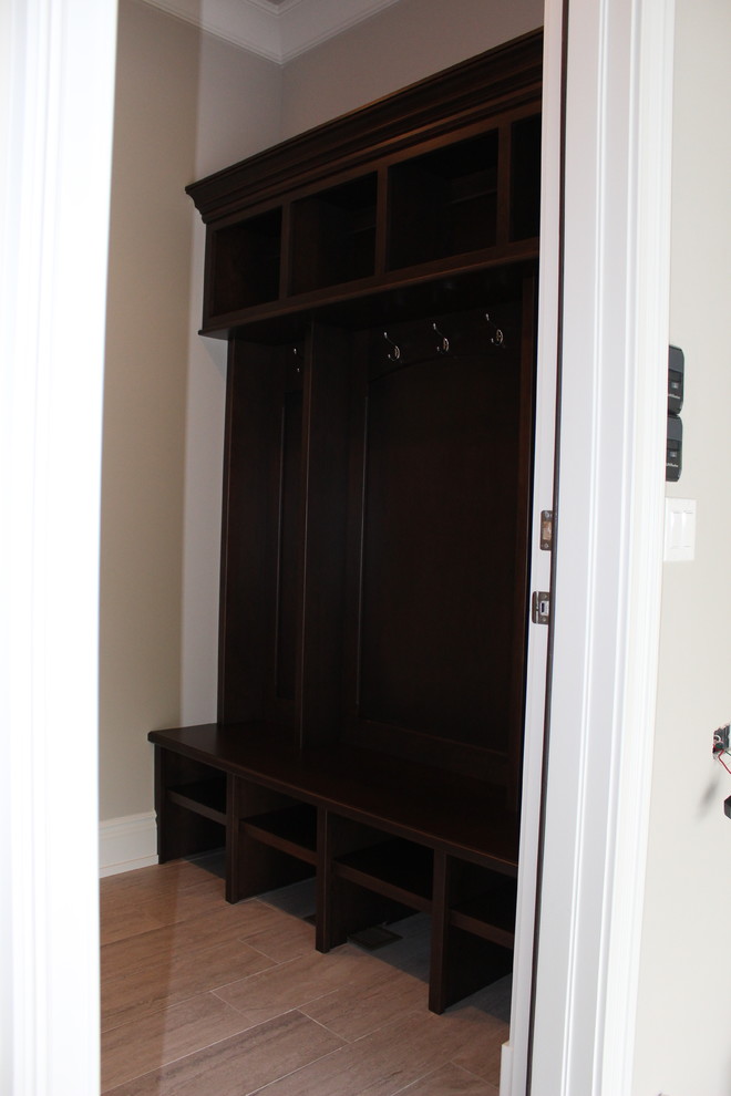Example of a transitional entryway design in Chicago
