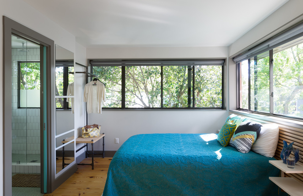 Small contemporary bedroom in Austin.