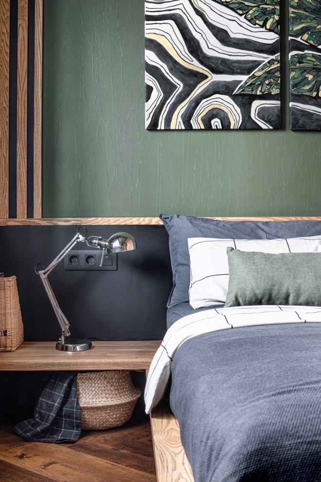 Источник вдохновения для домашнего уюта: маленькая хозяйская спальня в современном стиле с зелеными стенами, полом из ламината и коричневым полом без камина для на участке и в саду