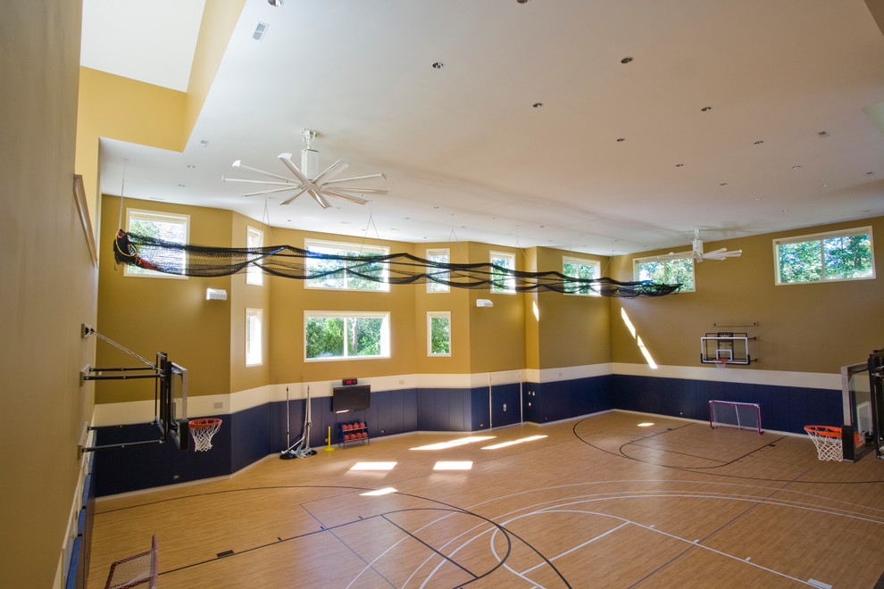 Design ideas for a traditional home gym in Chicago.