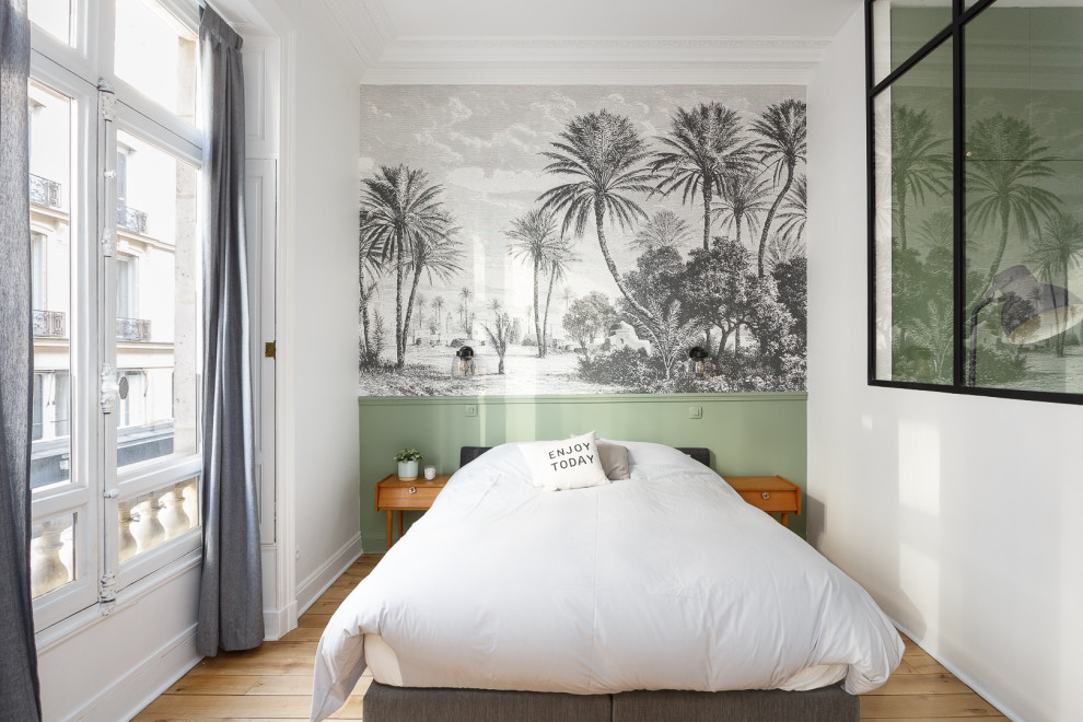 Mittelgroßes Hauptschlafzimmer ohne Kamin mit weißer Wandfarbe, hellem Holzboden, beigem Boden und Tapetenwänden in Paris