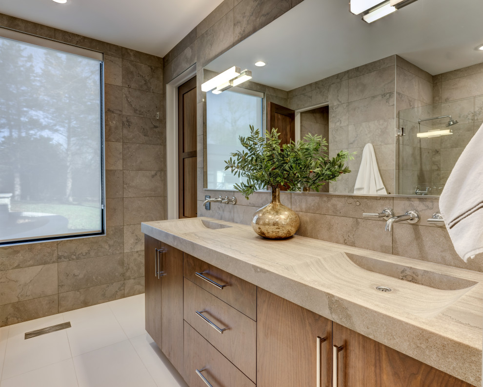 Foto di una stanza da bagno minimal con ante lisce, ante in legno scuro e mobile bagno incassato