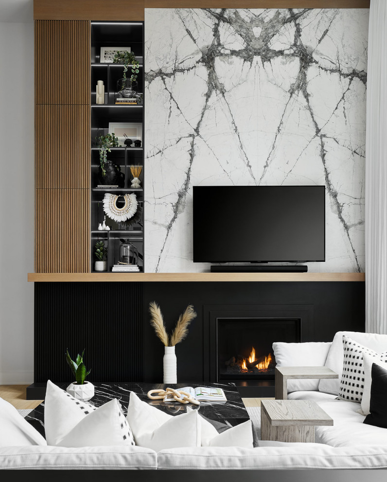 Diseño de salón abierto escandinavo extra grande sin chimenea y televisor con paredes blancas, suelo de madera clara y marco de chimenea de piedra